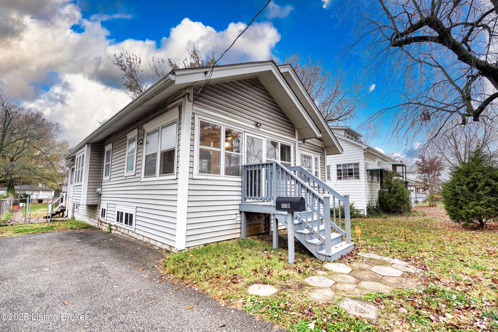 Photo of 4716 S 3rd St, Louisville, KY 40214 (MLS # 1704040)