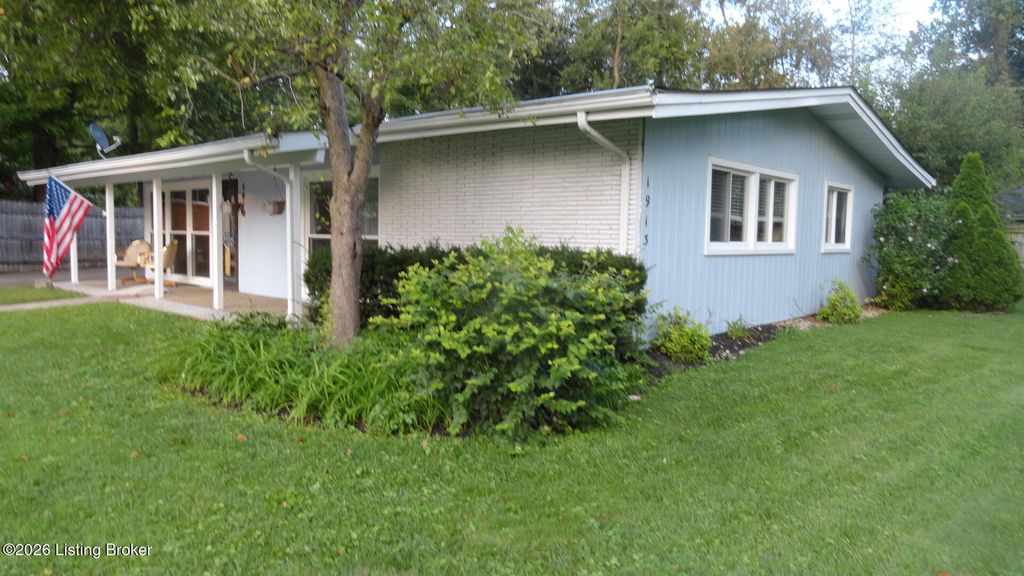 Photo of 1913 Claremoor Dr, Louisville, KY 40223 (MLS # 1718358)