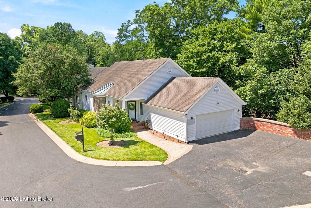 Photo of 5403 Indian Woods Dr, Louisville, KY 40207 (MLS # 1721919)
