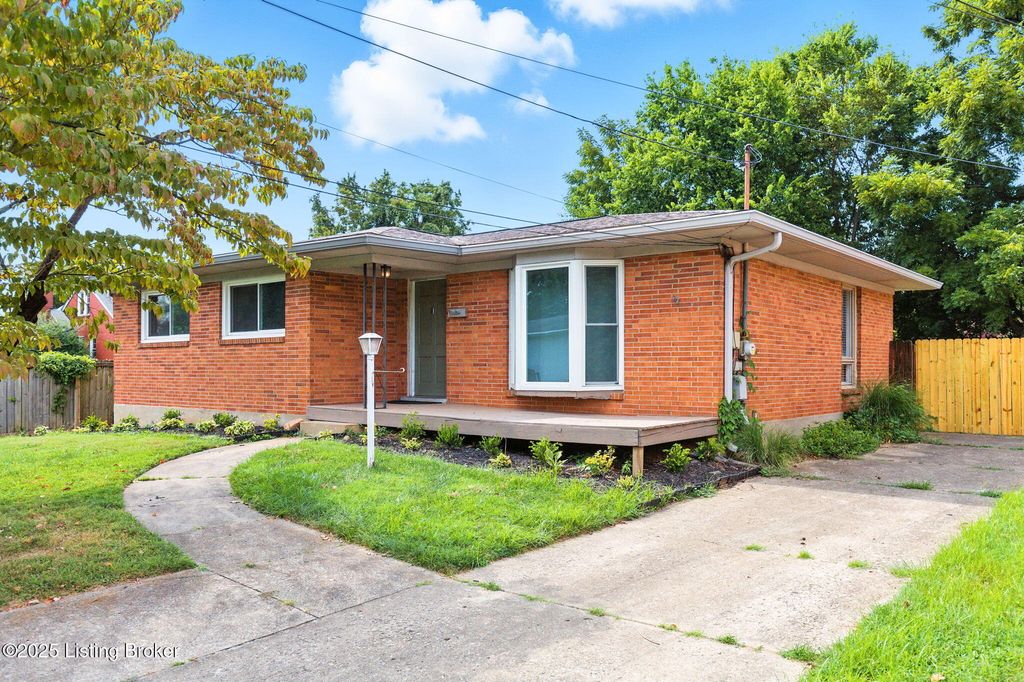 Photo of 2801 Thames Ave, Louisville, KY 40220 (MLS # 1700230)