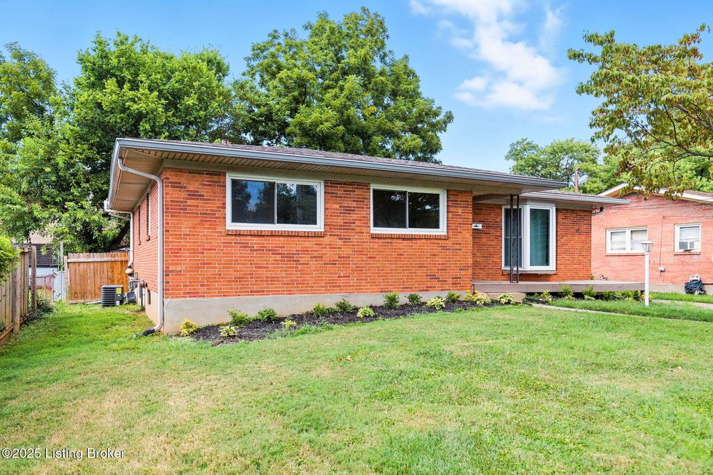 Photo of 2801 Thames Ave, Louisville, KY 40220 (MLS # 1700230)