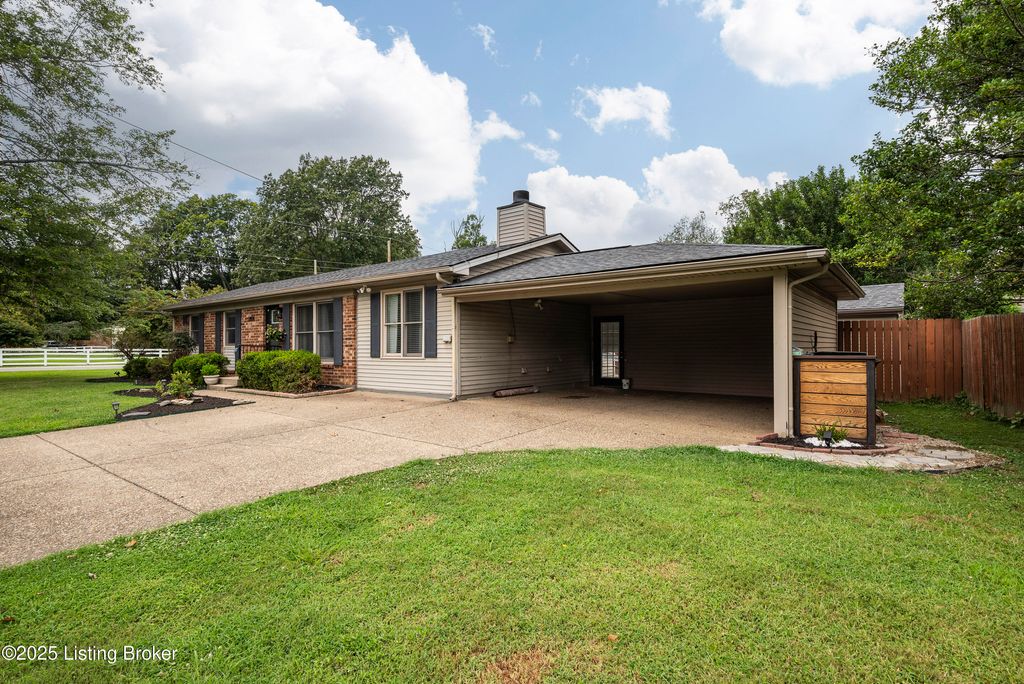 Photo of 2804 Gleeson Ln, Louisville, KY 40299 (MLS # 1700241)