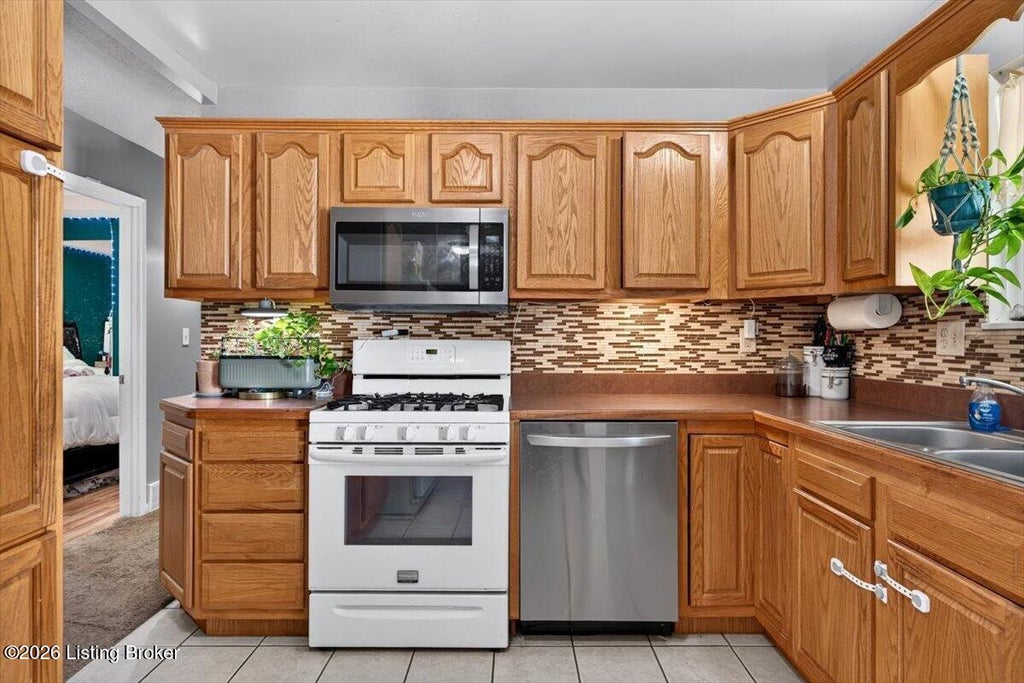 Photo of 10008 Lochwick Way, Louisville, KY 40272 (MLS # 1729255)