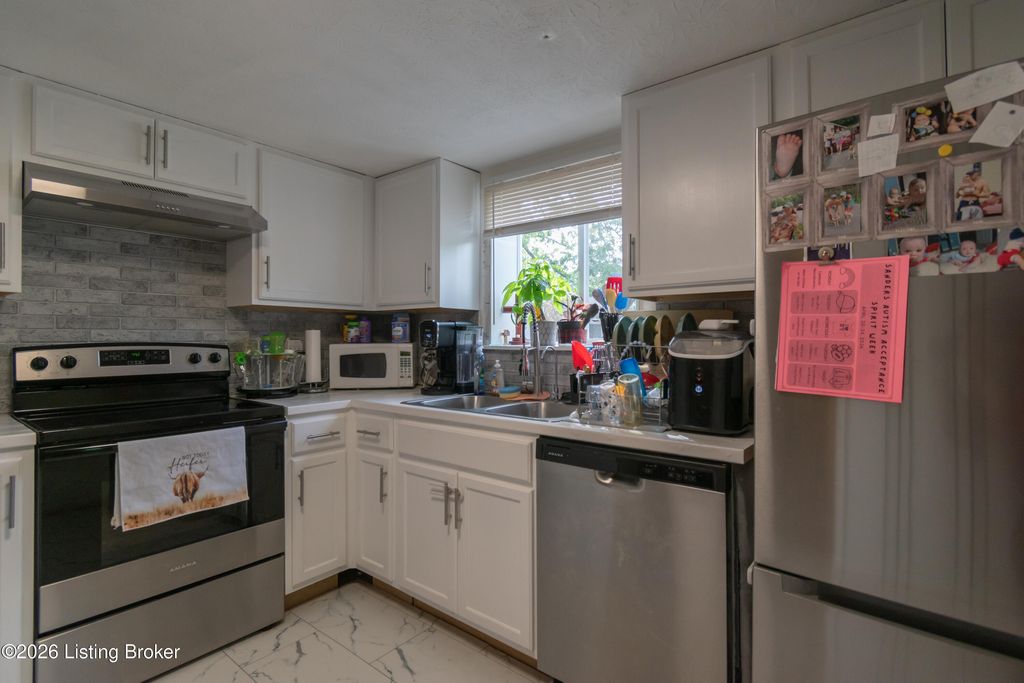 Photo of 2600 Blevins Gap Rd, Louisville, KY 40272 (MLS # 1715431)