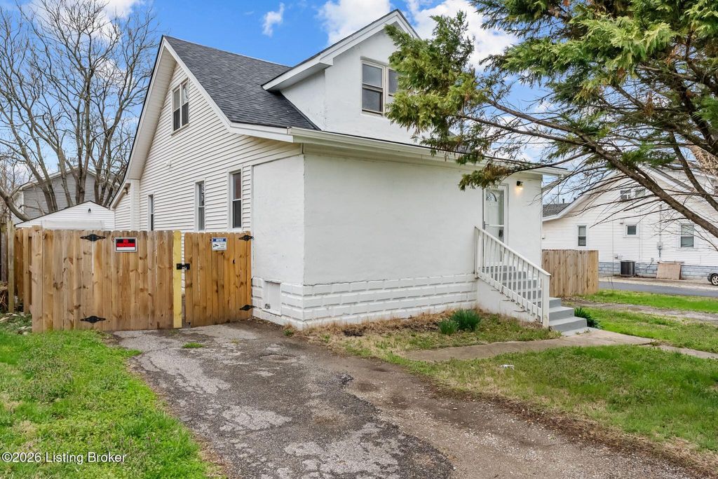 Photo of 1702 Stallings Ave, Louisville, KY 40216 (MLS # 1711900)