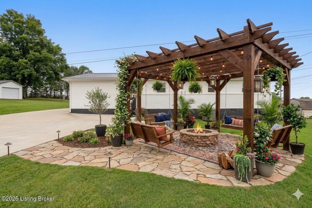 Photo of 402 Duggins Dr, Elizabethtown, KY 42701 (MLS # 1717452)