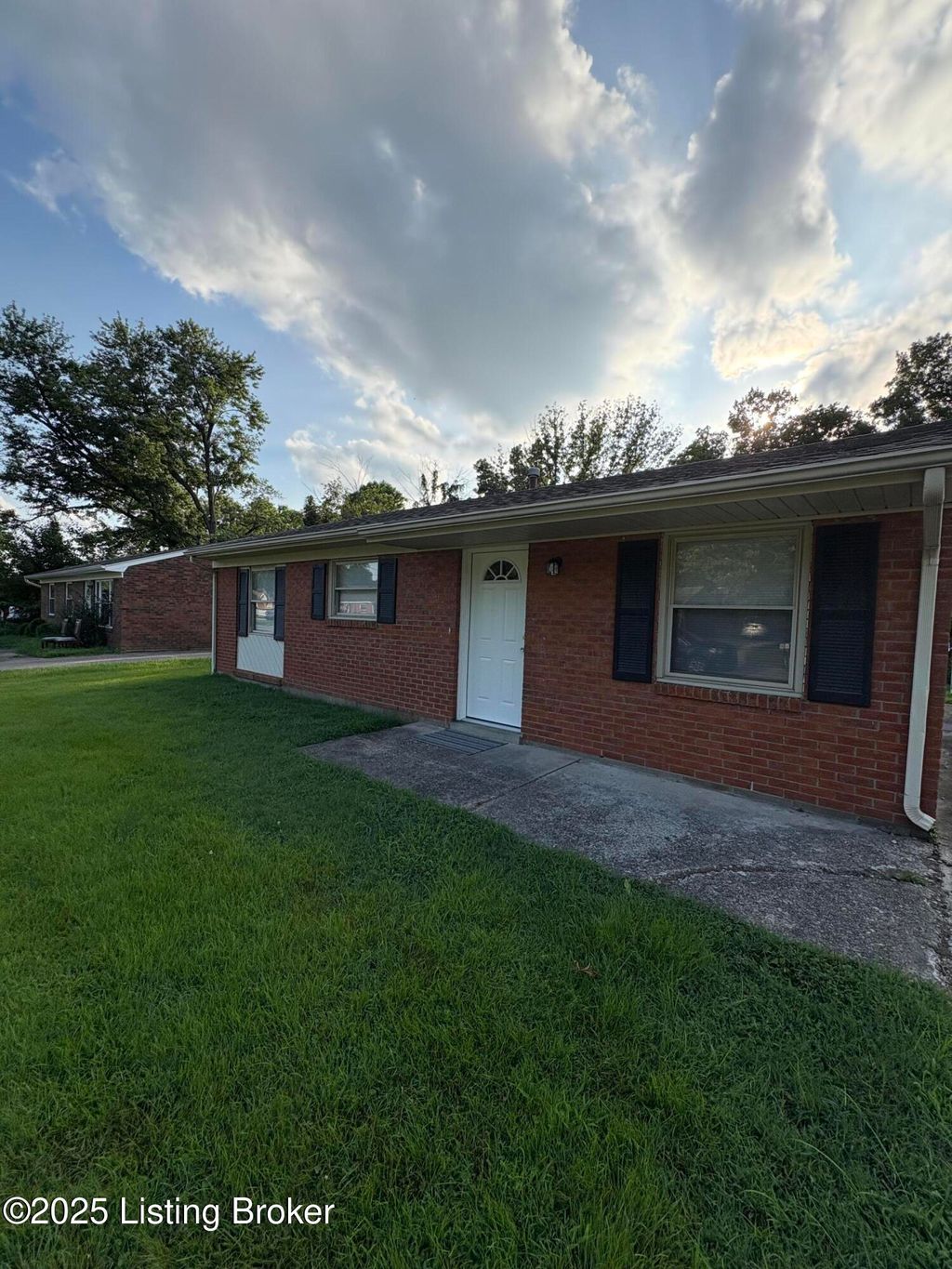 Photo of 213 Hillside Ln, Louisville, KY 40229 (MLS # 1701894)