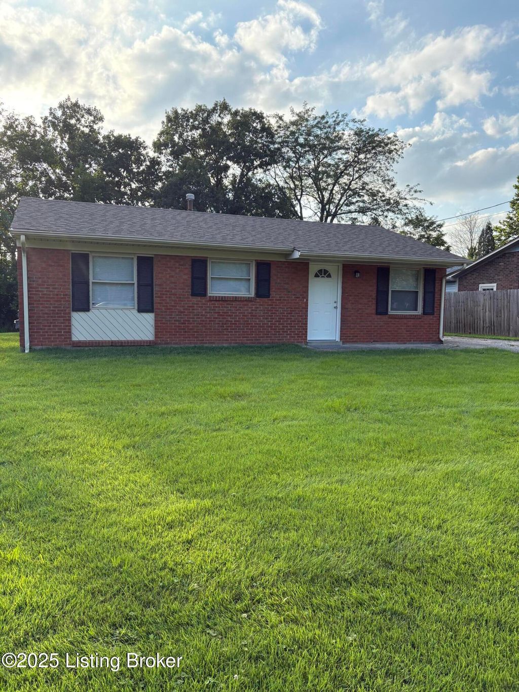 Photo of 213 Hillside Ln, Louisville, KY 40229 (MLS # 1701894)