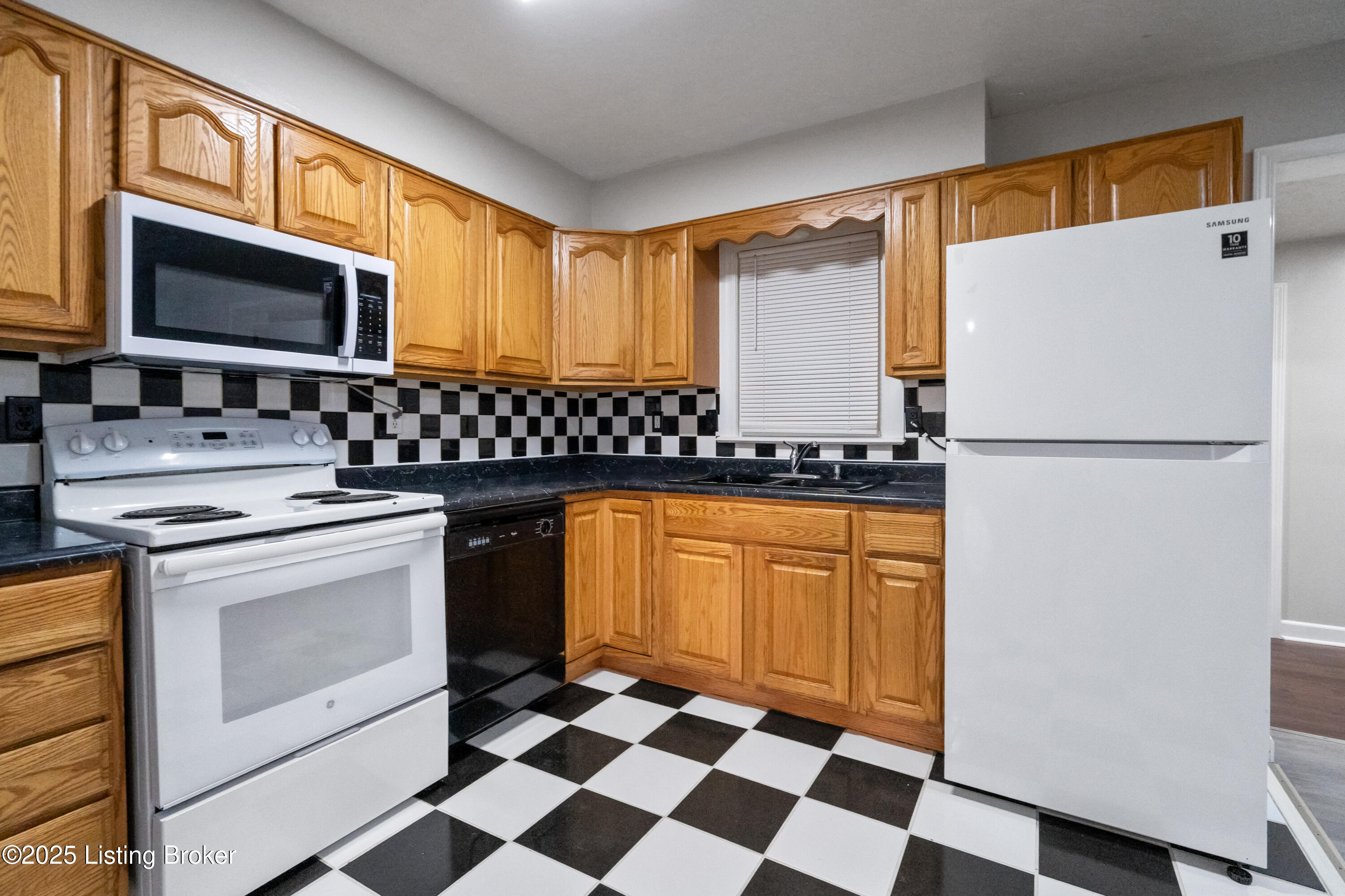 2903 Rockaway Dr, Louisville, Pennsylvania image 6