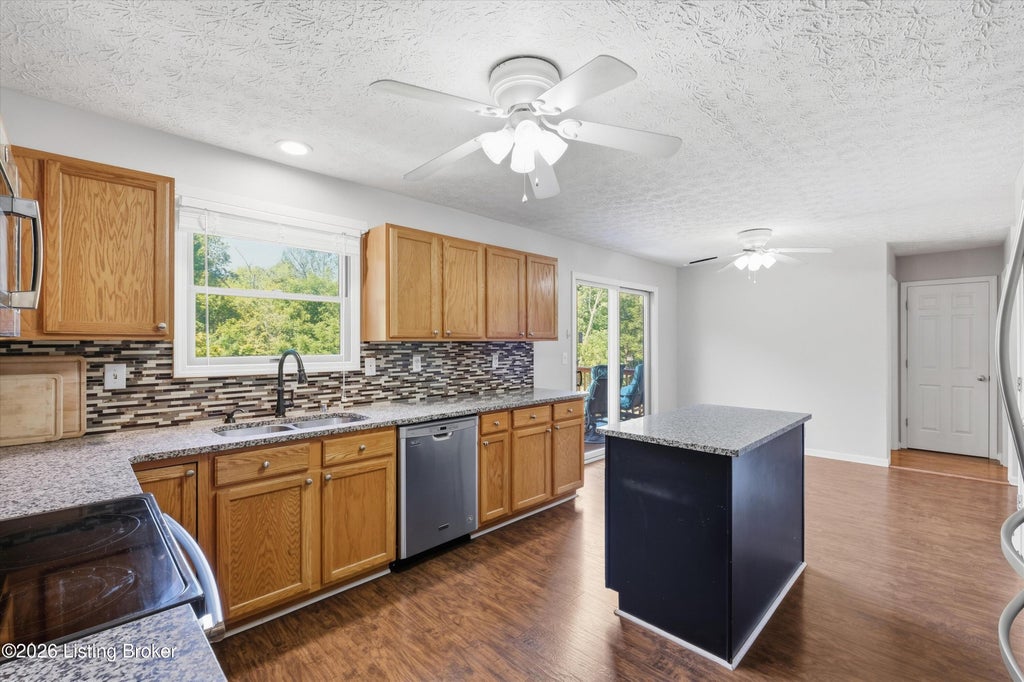 Photo of 5208 Rainmaker Ct, Louisville, KY 40229 (MLS # 1733071)