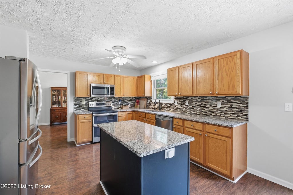 Photo of 5208 Rainmaker Ct, Louisville, KY 40229 (MLS # 1733071)