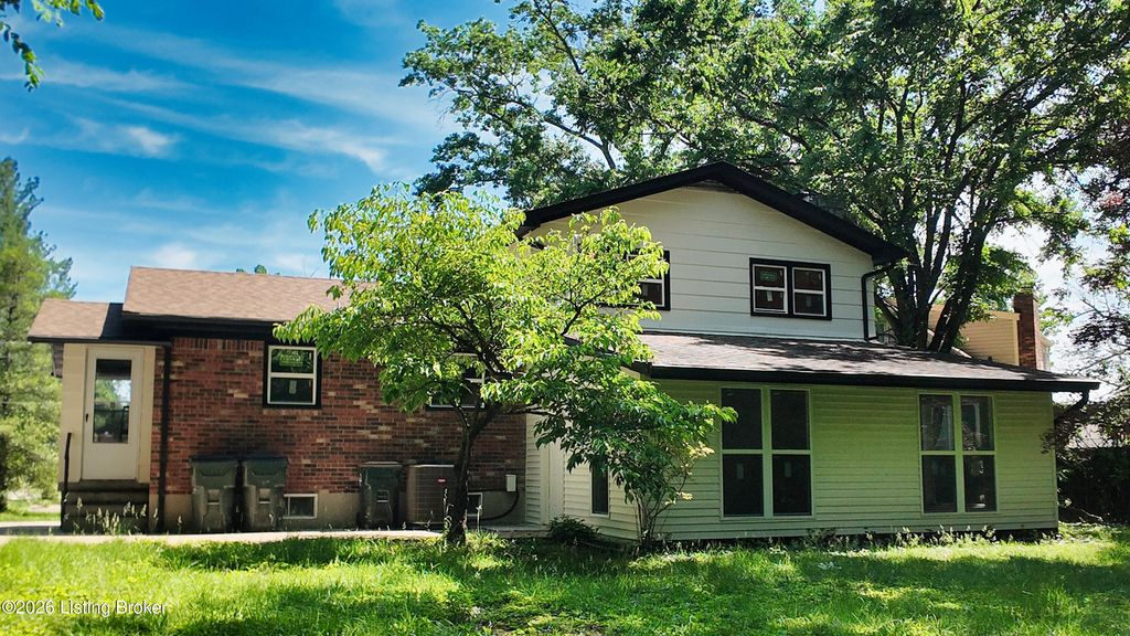 Photo of 3816 Glenwillow Way, Louisville, KY 40299 (MLS # 1719181)
