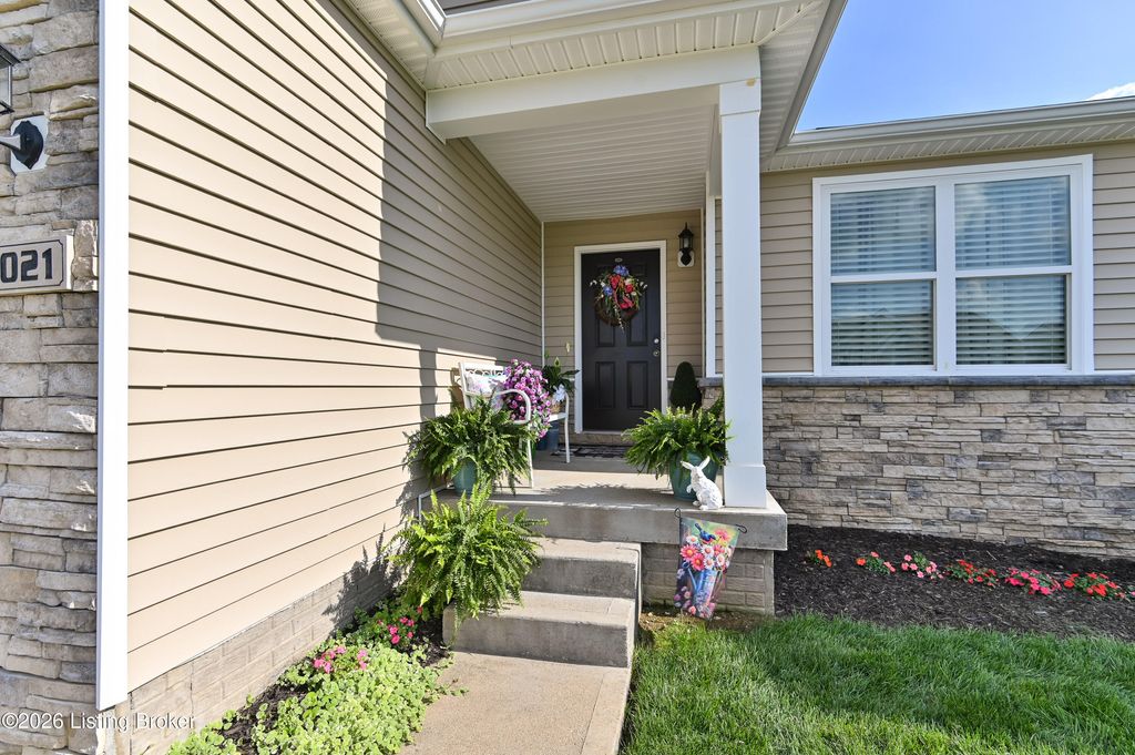 Photo of 5021 Tealwood Dr, Shelbyville, KY 40065 (MLS # 1718495)
