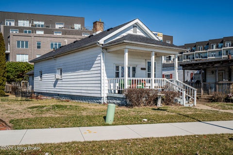 Tiny photo for 427 E Riverside Dr, Clarksville, IN 47129 (MLS # 1728962)