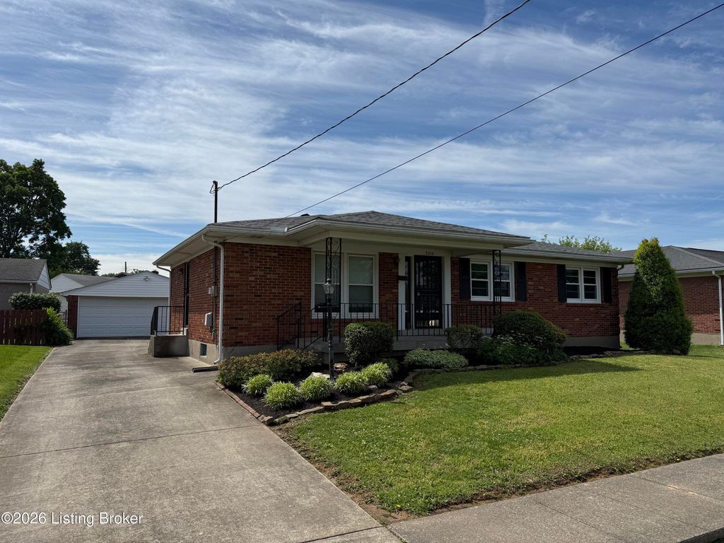 Photo of 3210 Pomeroy Dr, Louisville, KY 40220 (MLS # 1717352)