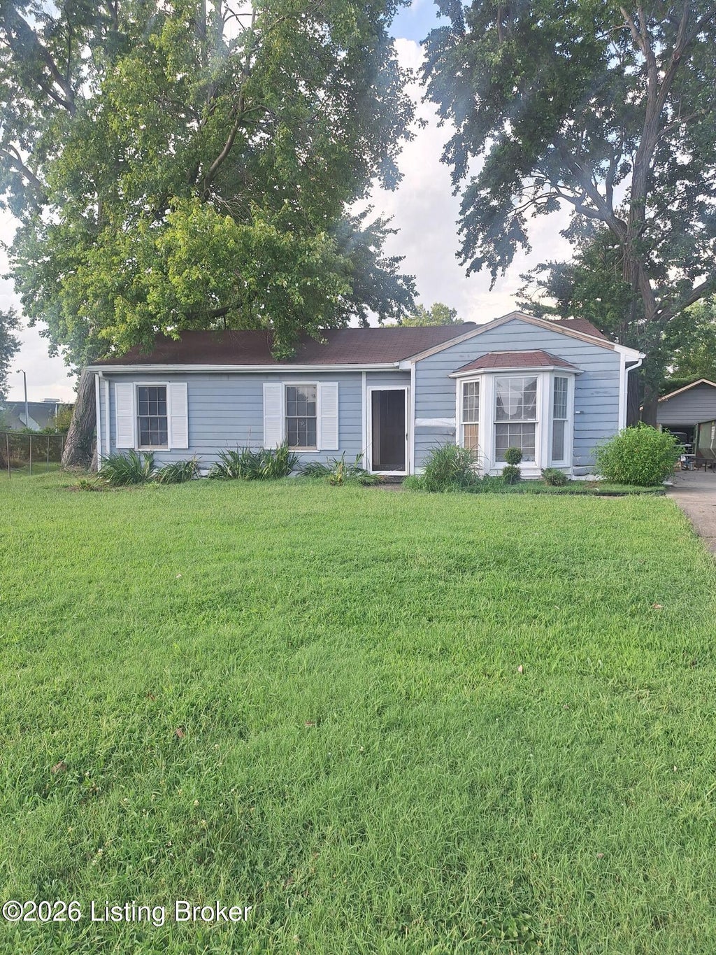 Photo of 4401 Bridgeman Ct, Louisville, KY 40218 (MLS # 1728608)