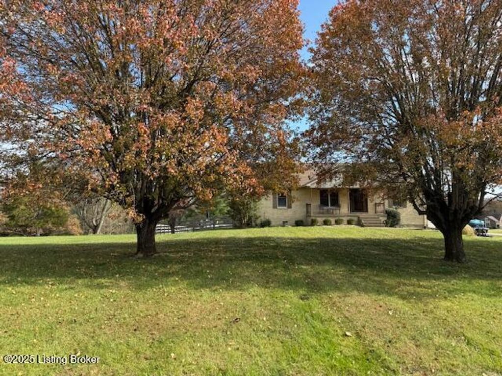 Photo of 3618 Echo Valley Cir, La Grange, KY 40031 (MLS # 1703477)