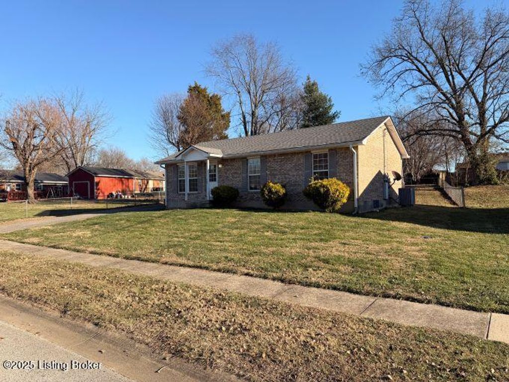 Photo of 1204 Williamsburg Dr, Elizabethtown, KY 42701 (MLS # 1705435)