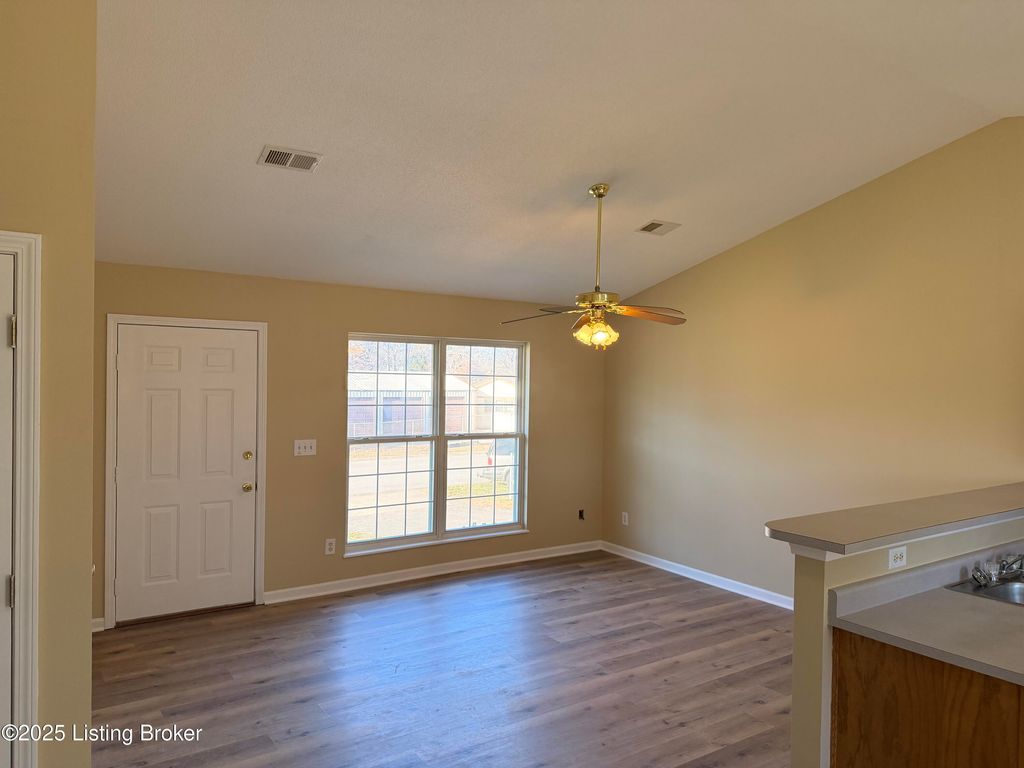 Photo of 1204 Williamsburg Dr, Elizabethtown, KY 42701 (MLS # 1705435)