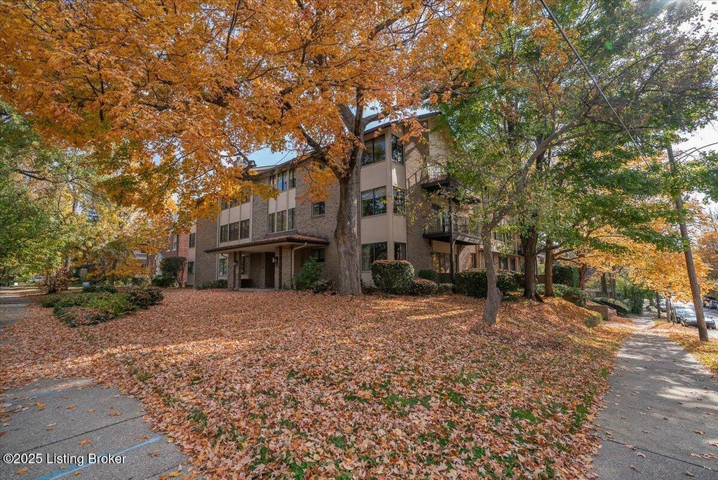 Photo of 2500 Glenmary Ave #APT 303, Louisville, KY 40204 (MLS # 1729839)
