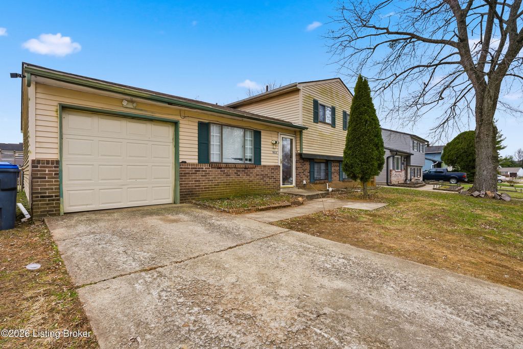 Photo of 5012 Abbydale Ct, Louisville, KY 40229 (MLS # 1706002)