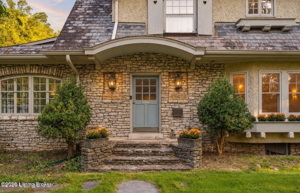 Photo of 3101 Brownsboro Rd, Louisville, KY 40206 (MLS # 1728832)