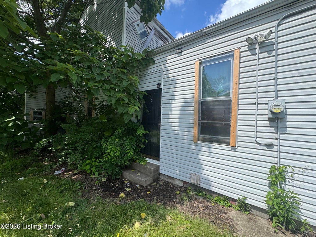 Photo of 2730 W Chestnut St, Louisville, KY 40211 (MLS # 1719273)