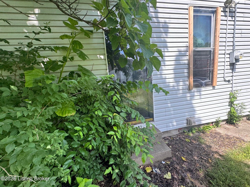 Photo of 2730 W Chestnut St, Louisville, KY 40211 (MLS # 1719273)