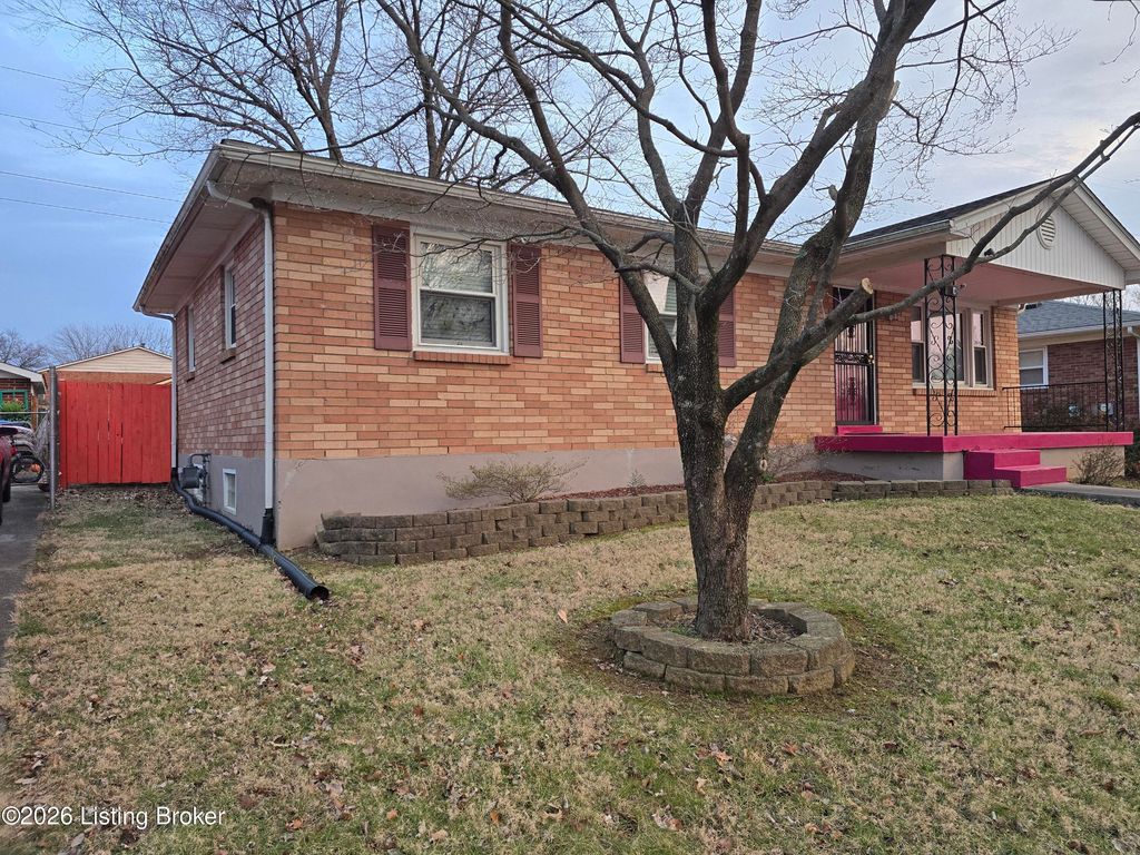 Photo of 6811 Copra Ln, Louisville, KY 40219 (MLS # 1706656)