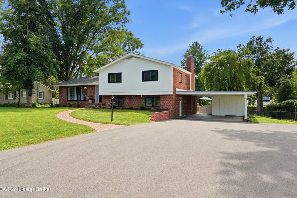 Photo of 116 Sweetbriar Ln, Louisville, KY 40207 (MLS # 1724186)