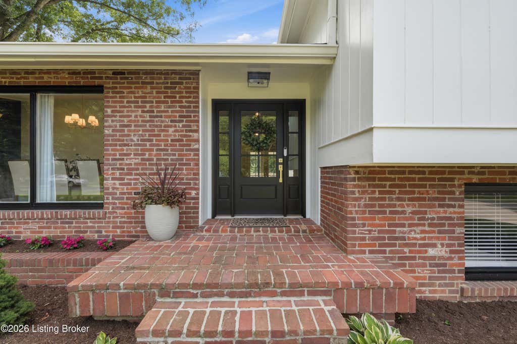 Photo of 116 Sweetbriar Ln, Louisville, KY 40207 (MLS # 1724186)