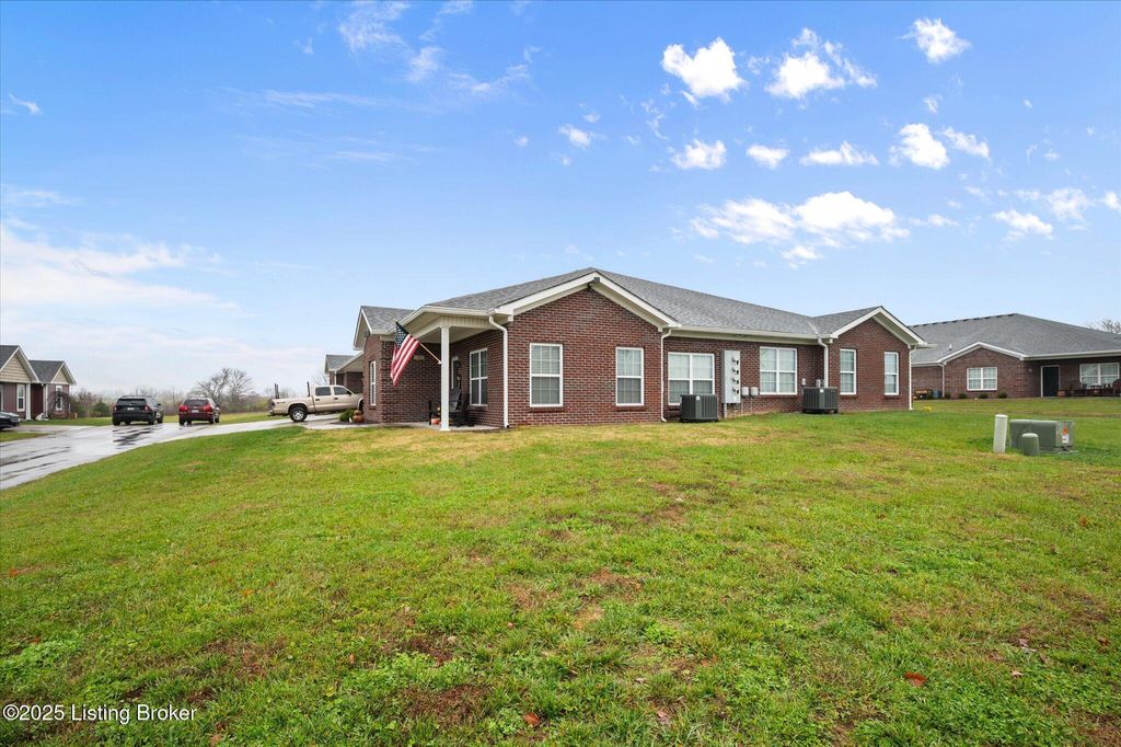 Photo of 20 Hunters Ridge Dr, Eminence, KY 40019 (MLS # 1704041)