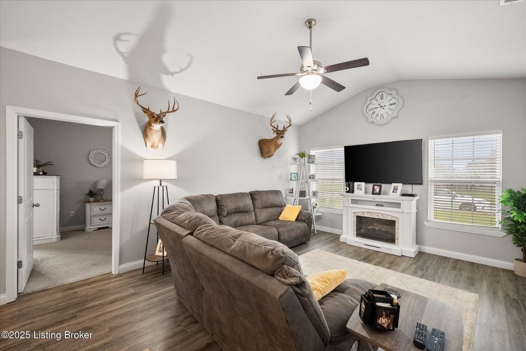 Photo of 20 Hunters Ridge Dr, Eminence, KY 40019 (MLS # 1704041)