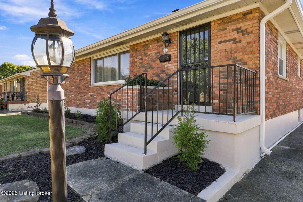 Photo of 3318 Furman Blvd, Louisville, KY 40220 (MLS # 1731259)