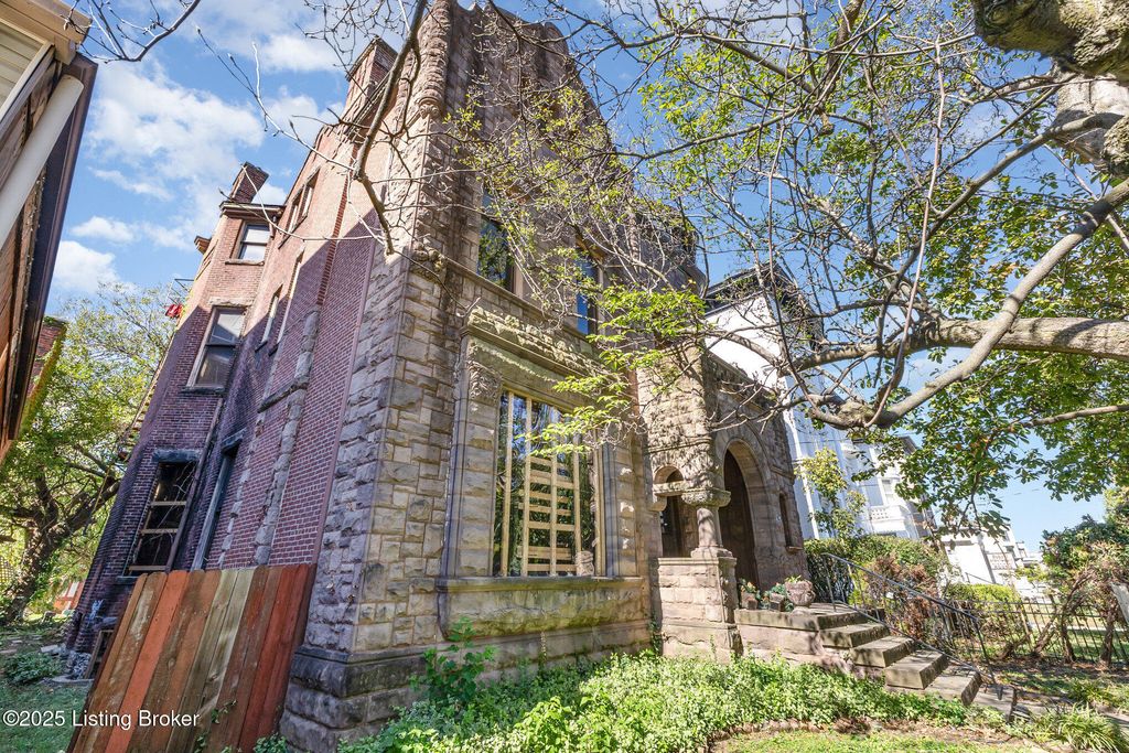 Photo of 1022 S 3rd St, Louisville, KY 40203 (MLS # 1701497)