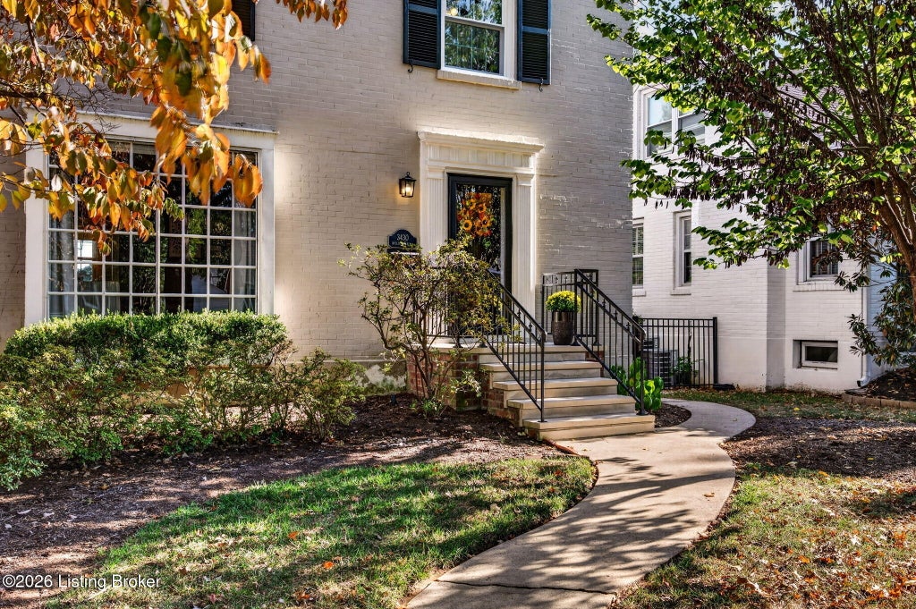Photo of 3430 Hycliffe Ave, Louisville, KY 40207 (MLS # 1731361)