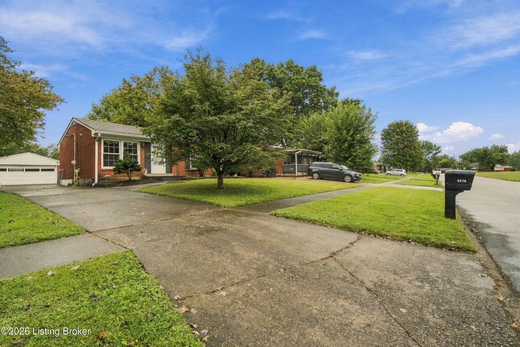 Photo of 2516 Tregaron Ave, Jeffersontown, KY 40299 (MLS # 1729060)