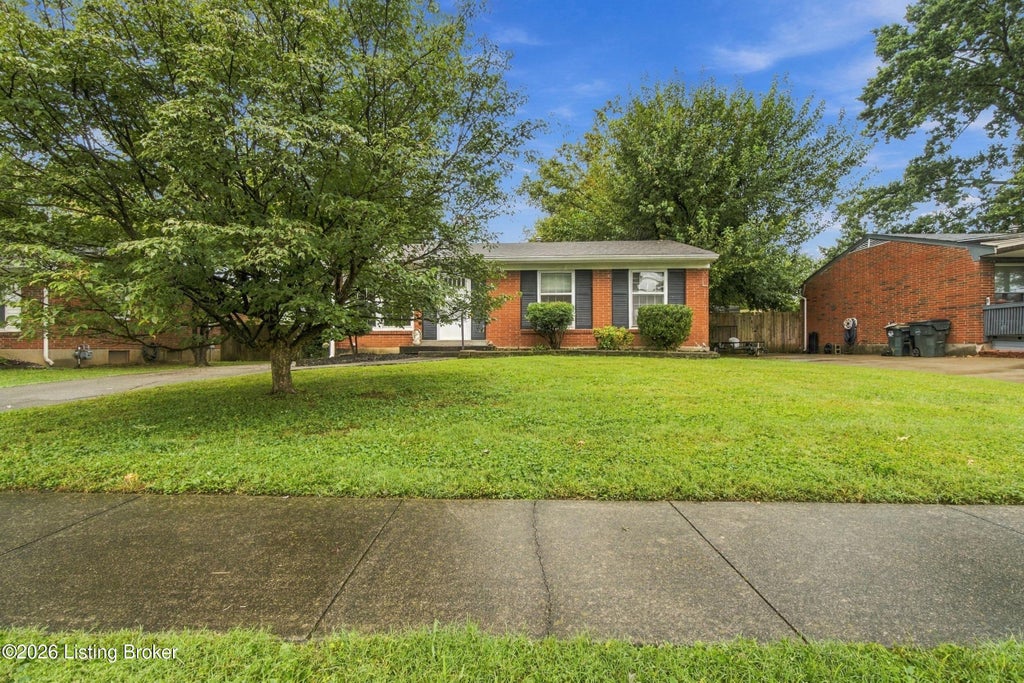 Photo of 2516 Tregaron Ave, Jeffersontown, KY 40299 (MLS # 1729060)