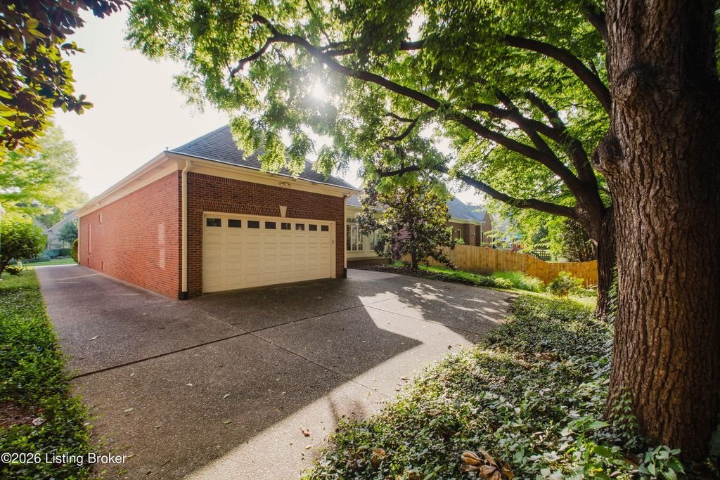 Photo of 215 Coralberry Rd, Louisville, KY 40207 (MLS # 1722253)