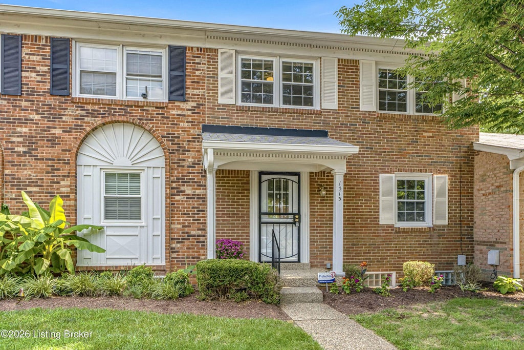 Photo of 1313 Lancaster Pl, Louisville, KY 40222 (MLS # 1722384)