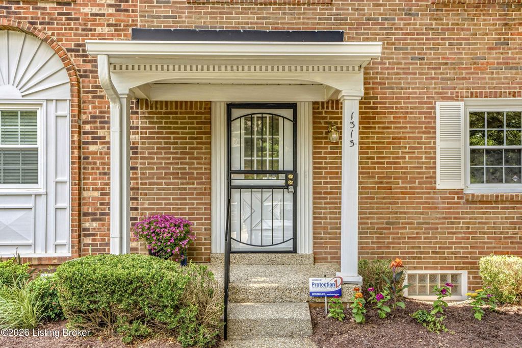 Photo of 1313 Lancaster Pl, Louisville, KY 40222 (MLS # 1722384)
