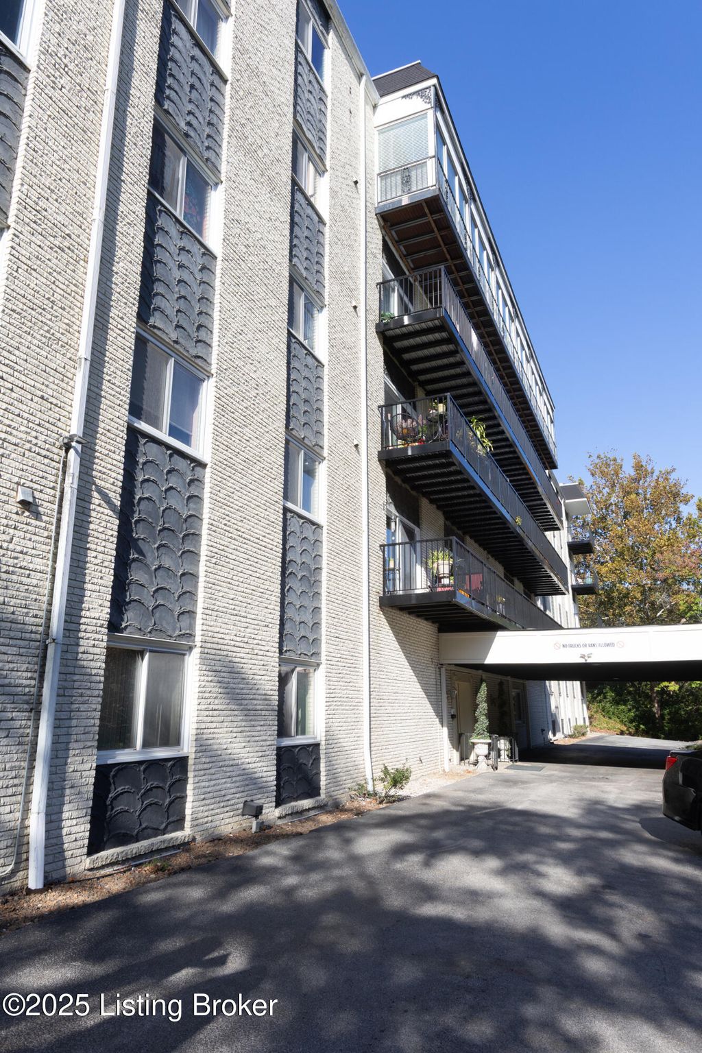 Photo of 740 Zorn Ave #3F, Louisville, KY 40206 (MLS # 1714739)