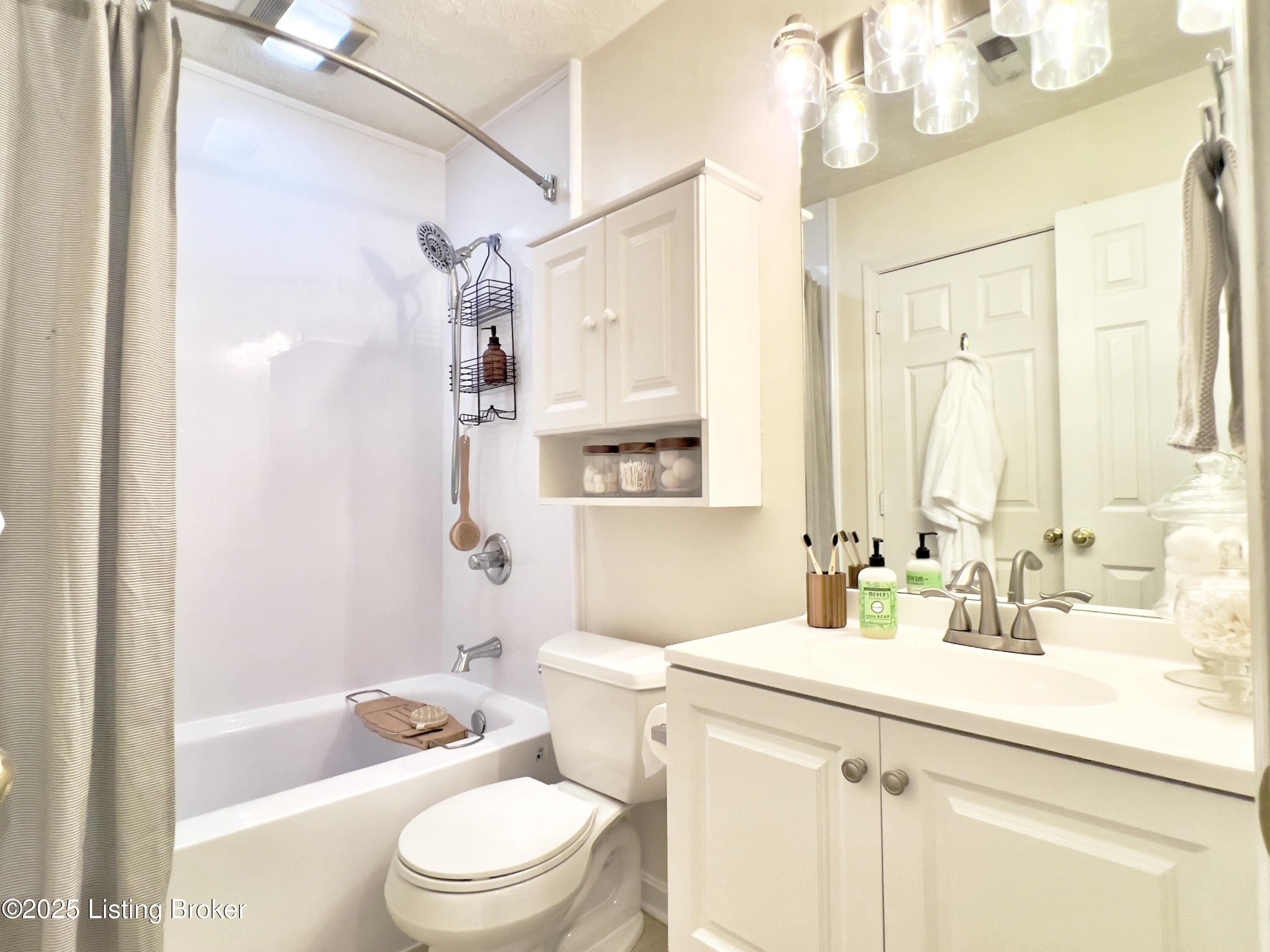 8500 Grand Neptune Dr, Louisville, Kentucky image 32
