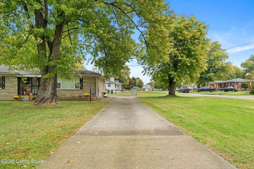 Photo of 9013 Whippoorwill Rd, Louisville, KY 40229 (MLS # 1704338)