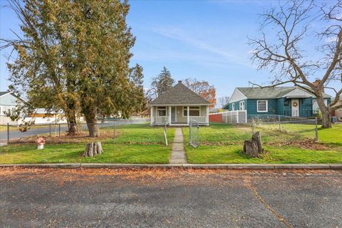 Photo of 5028 N Washington St, Spokane, WA 99205 (MLS # 202526843)