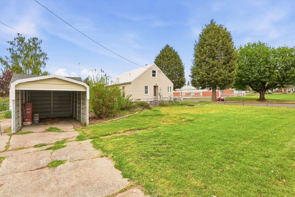 Photo of 103 N Leslie St, Tekoa, WA 99033 (MLS # 202617596)
