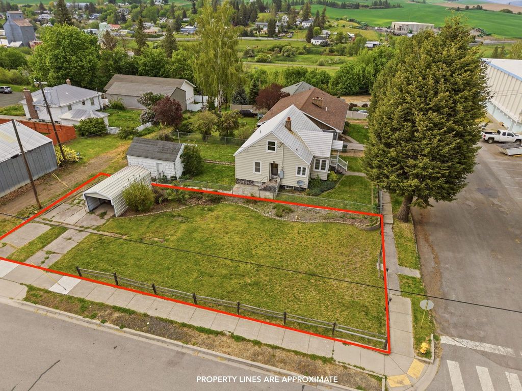 Photo of 103 N Leslie St, Tekoa, WA 99033 (MLS # 202617596)