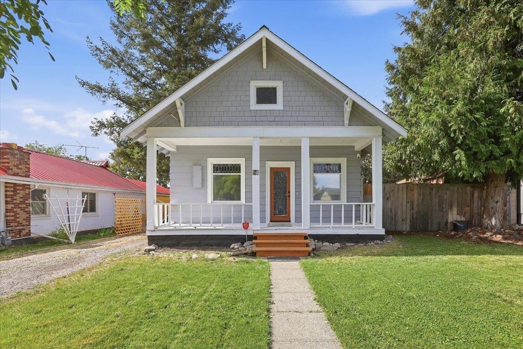 Photo of 2923 N Smith St, Spokane, WA 99207 (MLS # 202624538)