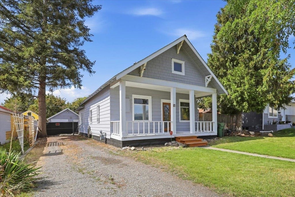 Photo of 2923 N Smith St, Spokane, WA 99207 (MLS # 202624538)