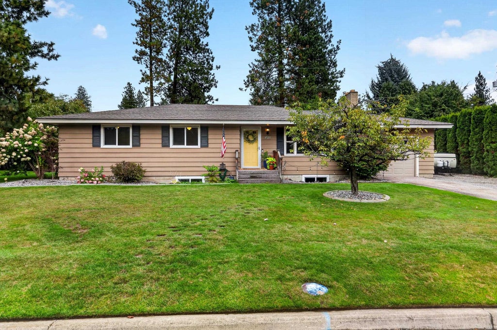 Photo of 6920 N Fox Point Dr, Spokane, WA 99208 (MLS # 202624547)